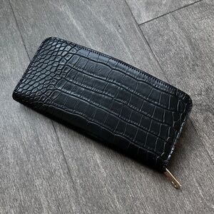 NWOT Black & Gold Zip Faux Crocadile Large Leather Wallet